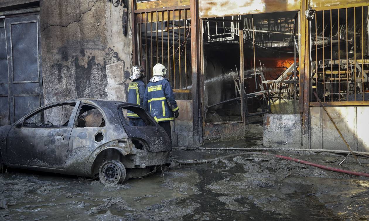 Εικόνες καταστροφής από μεγάλη φωτιά σε βιοτεχνία με κεριά στο Μεταξουργείο (pics)