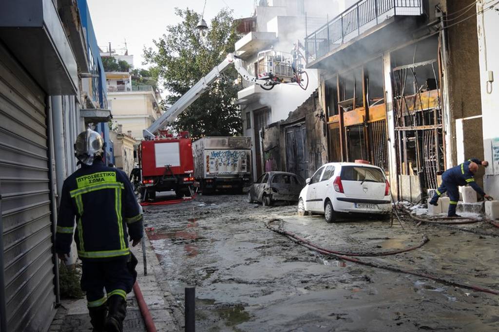 Εικόνες καταστροφής από μεγάλη φωτιά σε βιοτεχνία με κεριά στο Μεταξουργείο (pics)