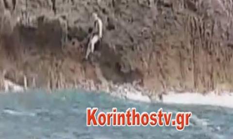 Συγκλονιστικό βίντεο από τη διάσωση ψαροντουφεκά που εγκλωβίστηκε σε βράχο