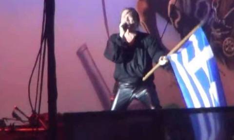Ανατριχίλα: Οι Iron Maiden τραγούδησαν για τον Μέγα Αλέξανδρο αγκαλιά με την ελληνική σημαία (vids)