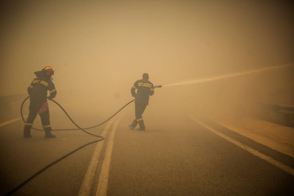 Φωτιά Κινέτα Live: Διεκόπη η κυκλοφορία του Προαστιακού - Συγκλονιστικές εικόνες από την Εθνική Οδό