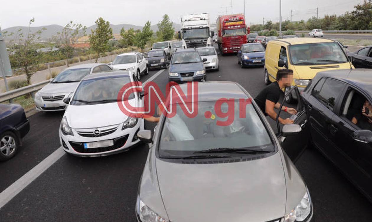 Φωτιά Κινέτα: Ντροπή - Οδηγοί εμποδίζουν την πρόσβαση στη ΛΕΑ (pics)