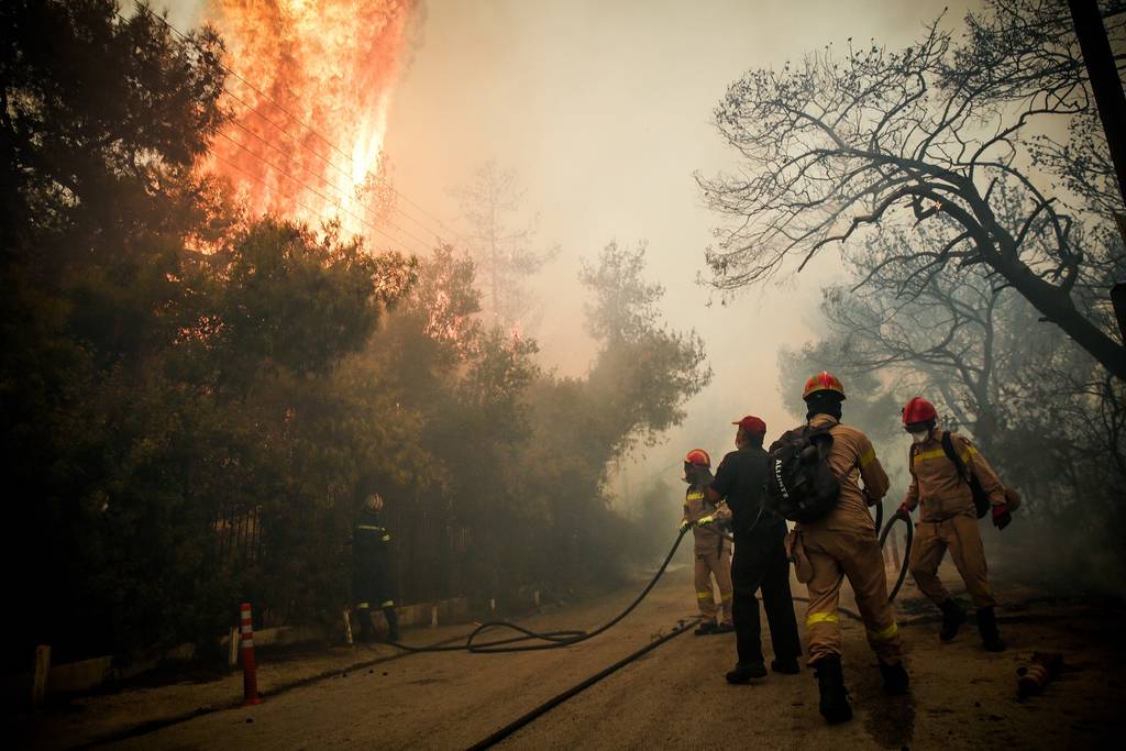 Φωτιά Κινέτα: Έφτασαν στη θάλασσα οι φλόγες – Συγκλονιστικές εικόνες (vid)