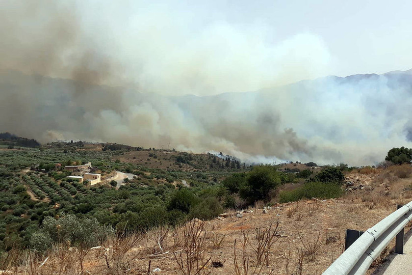 Φωτιά Χανιά: Μεγάλη πυρκαγιά στον Αποκόρωνα - Στις αυλές των σπιτιών έφτασαν οι φλόγες