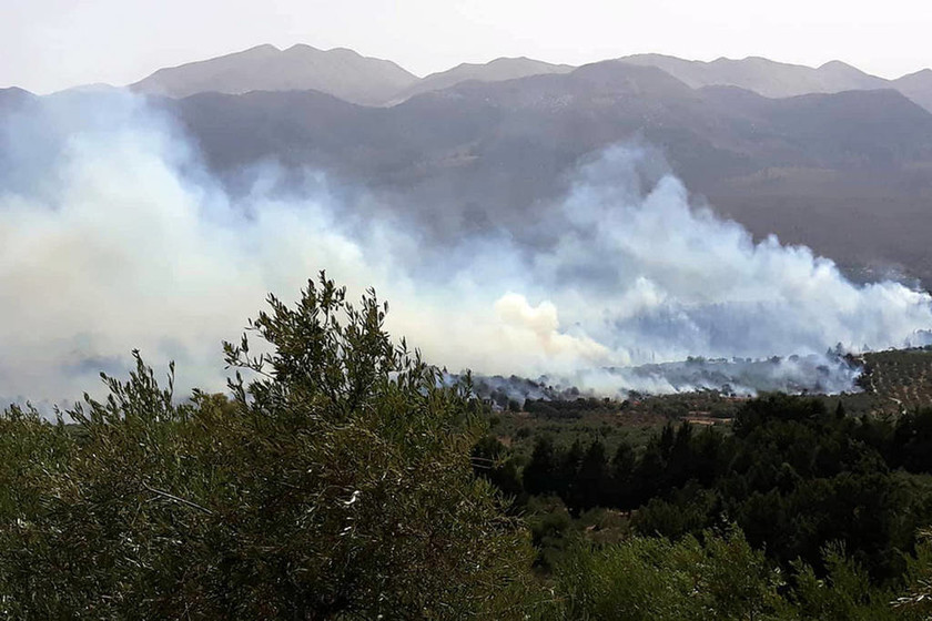 Φωτιά Χανιά: Μεγάλη πυρκαγιά στον Αποκόρωνα - Στις αυλές των σπιτιών έφτασαν οι φλόγες