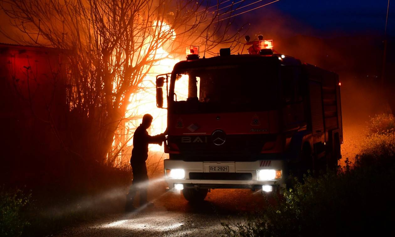 Φωτιά: Με λεωφορεία μεταφέρονται οι πληγέντες από το λιμάνι της Ραφήνας