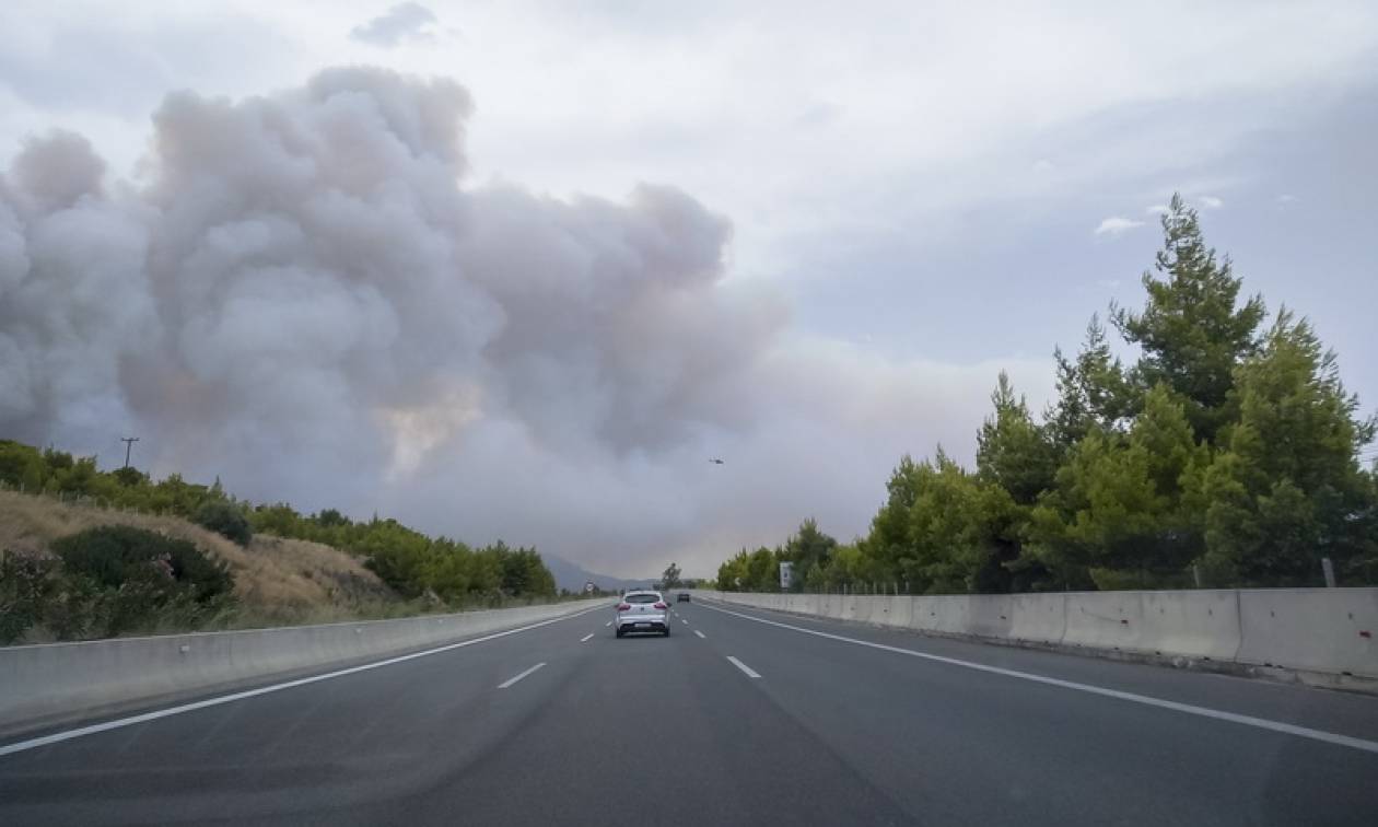 Φωτιά Κινέτα: Άνοιξε η Εθνική Οδός Αθηνών-Κορίνθου και στα δύο ρεύματα κυκλοφορίας