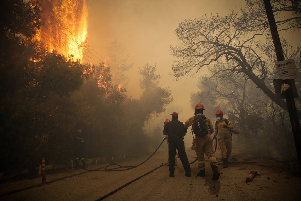 Φωτιές Αττική: Σκληρή μάχη με τις φλόγες σε Καλλιτεχνούπολη και Κινέτα