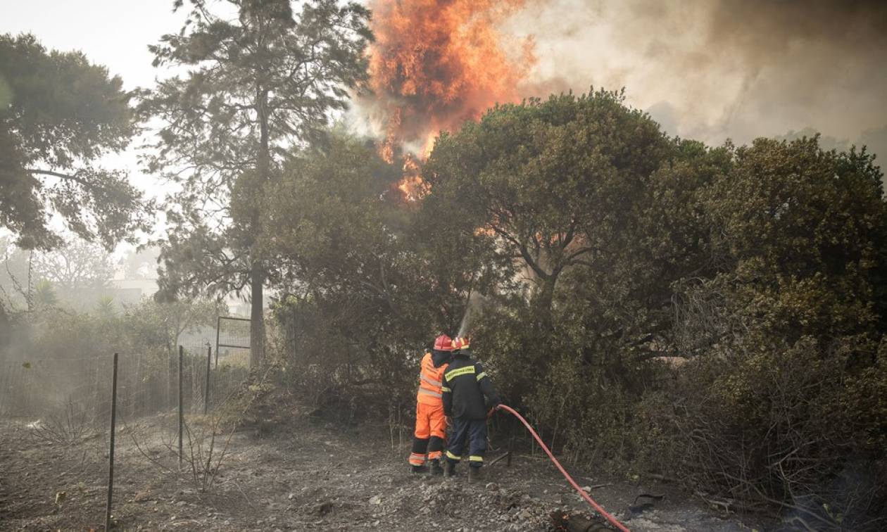 Φωτιά: Εκκενώνονται οικισμοί στο Λουτράκι και κατασκήνωση στο Αλεποχώρι