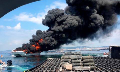 Πυρκαγιά σε τουριστικό πλοίο στην Ισπανία (Pics+Vid)