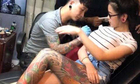 Επαθαν σοκ! Την ώρα που της έκανε τατουάζ στο στήθος συνέβη κάτι τρομακτικό (video)