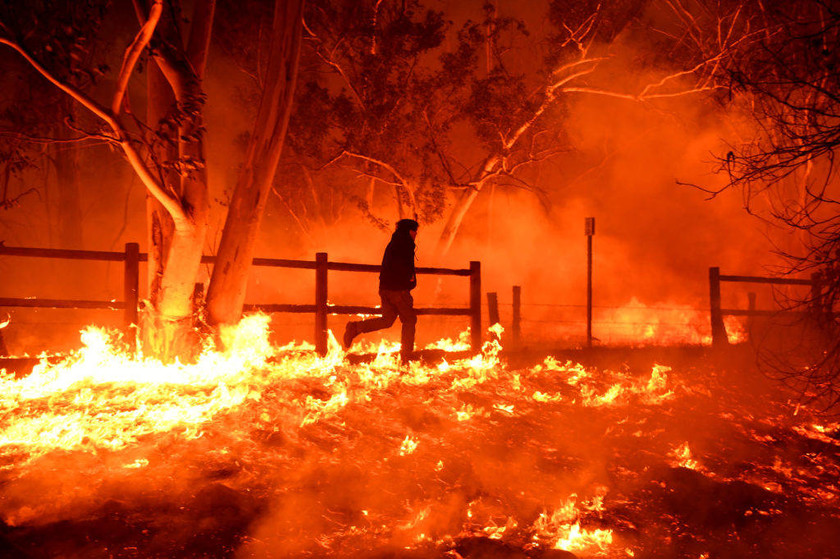 Φωτιά: Πανικός σε live μετάδοση - Παρουσιάστριες εγκαταλείπουν το στούντιο λόγω της πυρκαγιάς (Vid)
