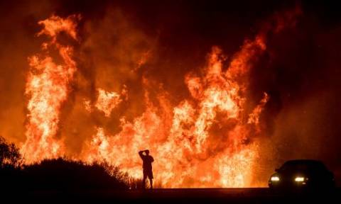 Φωτιά: Πανικός σε live μετάδοση - Παρουσιάστριες εγκαταλείπουν το στούντιο λόγω της πυρκαγιάς (Vid)