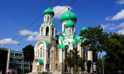 Φωτιά Αττική: Στα χρώματα της γαλανόλευκης οι Τρεις Σταυροί στο Βίλνιους (Pic)