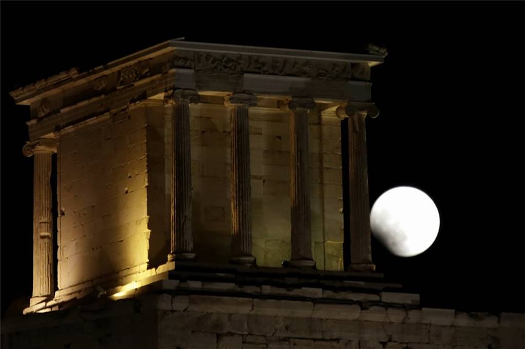 Το «Ματωμένο» φεγγάρι καθήλωσε και τους Έλληνες (pics)