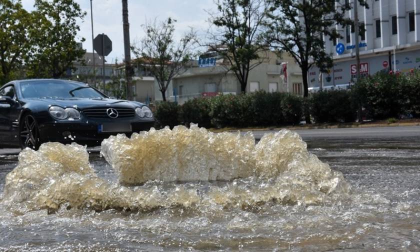 Αρτέμιδα: Κλειστός δρόμος λόγω της υπερχείλισης ποταμιού μετά τη νεροποντή