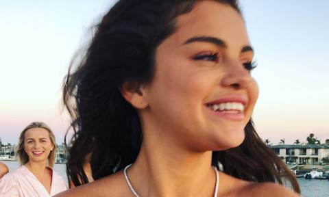 Μας ξεγέλασε! Η Selena Gomez απαθανατίζεται εκ νέου με τον «νέο της σύντροφο» και οι φήμες οργιάζουν