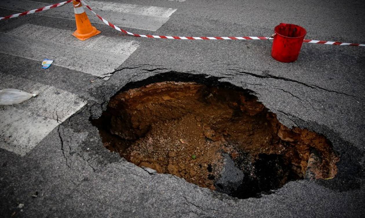 Καθίζηση οδοστρώματος στου Ζωγράφου (pics)