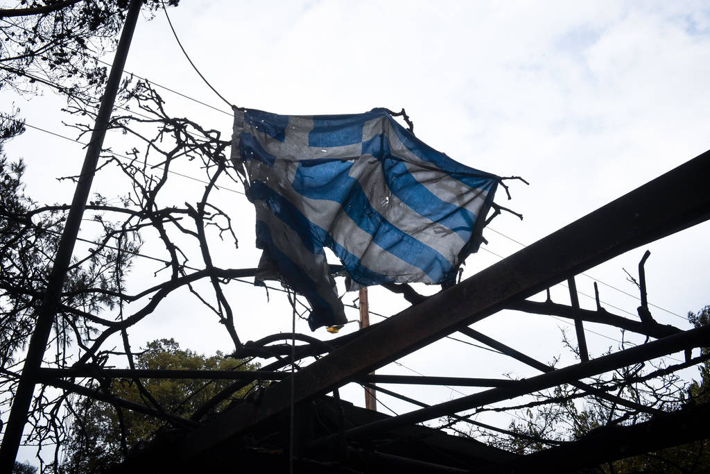 Ζωή μέσα από τις στάχτες: Ανατριχιαστικές φωτογραφίες μέσα από τα καμένα σπίτια στο Μάτι 