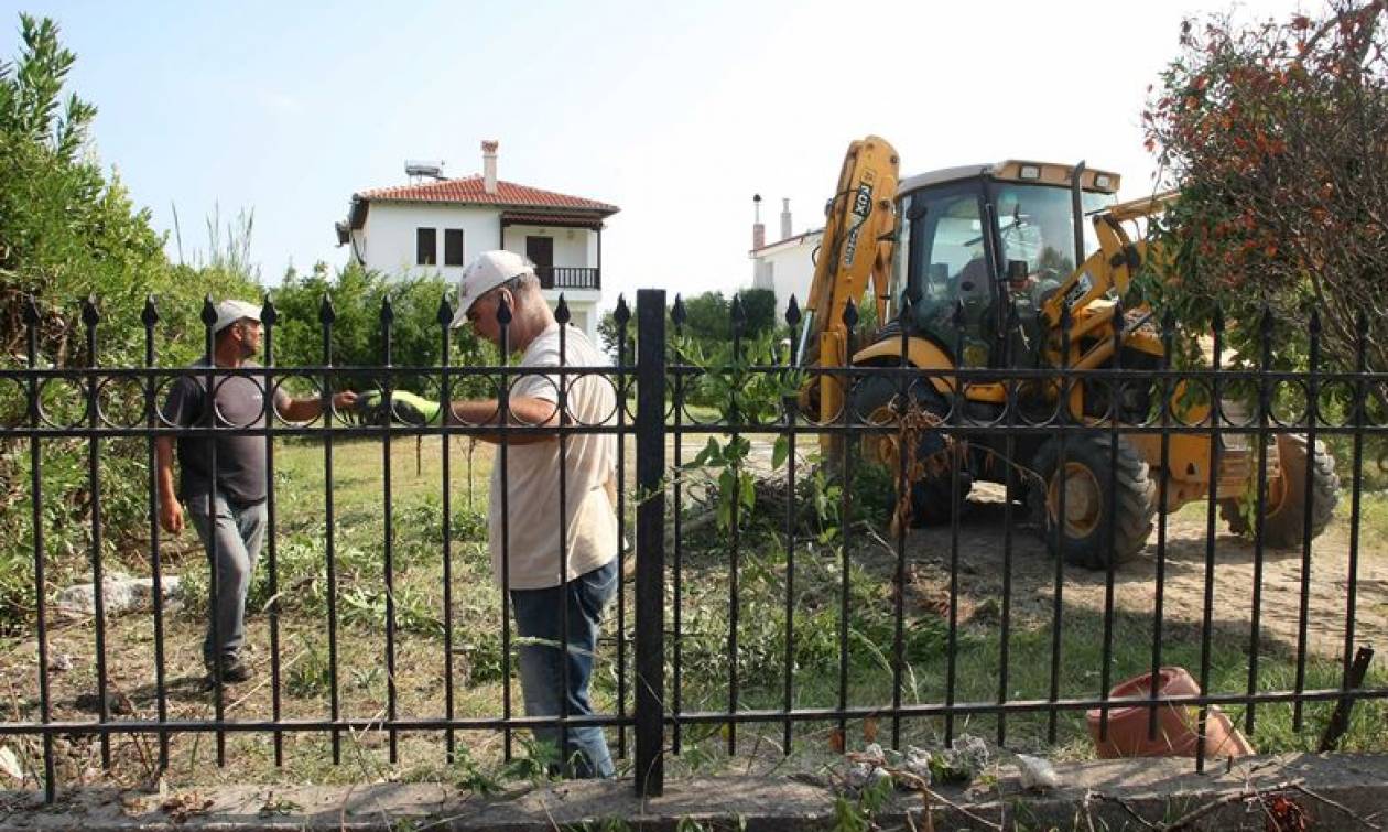 Η πρώτη κατεδάφιση αυθαιρέτου: Πήραν μπροστά οι μπουλντόζες - Δείτε εικόνες