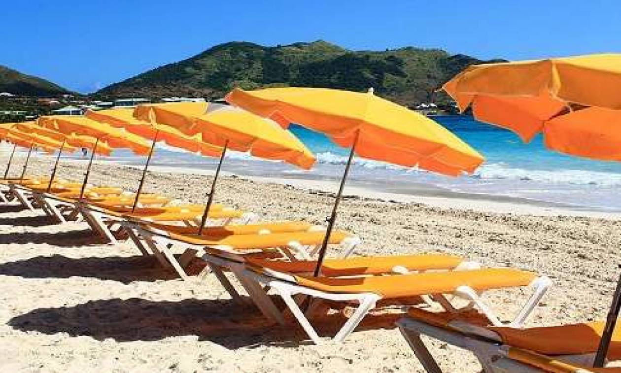 Zont hotel. Амбрелла Бич пляж. Пляжный зонт на пляже. Зонт для пляжа. Шезлонг на пляже.