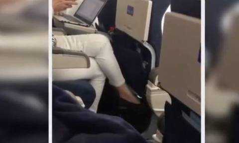 Γυναίκα κατέγραψε επιβάτη που αυνανιζόταν στο αεροπλάνο και δεν φαντάζεστε τι έκανε το πλήρωμα (vid)