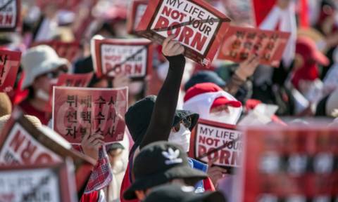 Νότια Κορέα: Ρεκόρ συμμετοχής σε διαδήλωση γυναικών στη Σεούλ κατά της κρυφής κάμερας