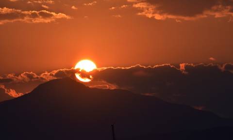 Μαγευτικό ηλιοβασίλεμα στο Ναύπλιο: Οι εικόνες «μιλούν» από μόνες τους