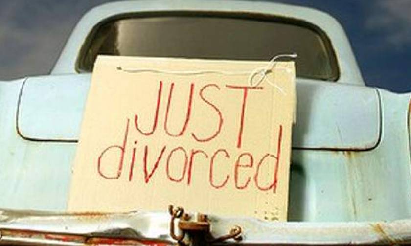 Απίστευτος λόγος διαζυγίου: Θέλει να χωρίσει γιατί ο σύζυγός της φοράει...