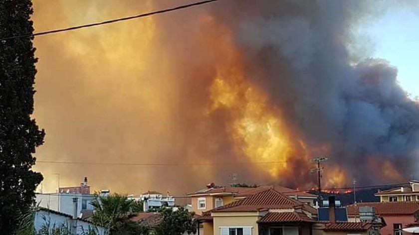 Φωτιά Εύβοια: Πύρινη κόλαση στο Κοντοδεσπότι – Δύσκολη νύχτα για τους κατοίκους (pics+vids)