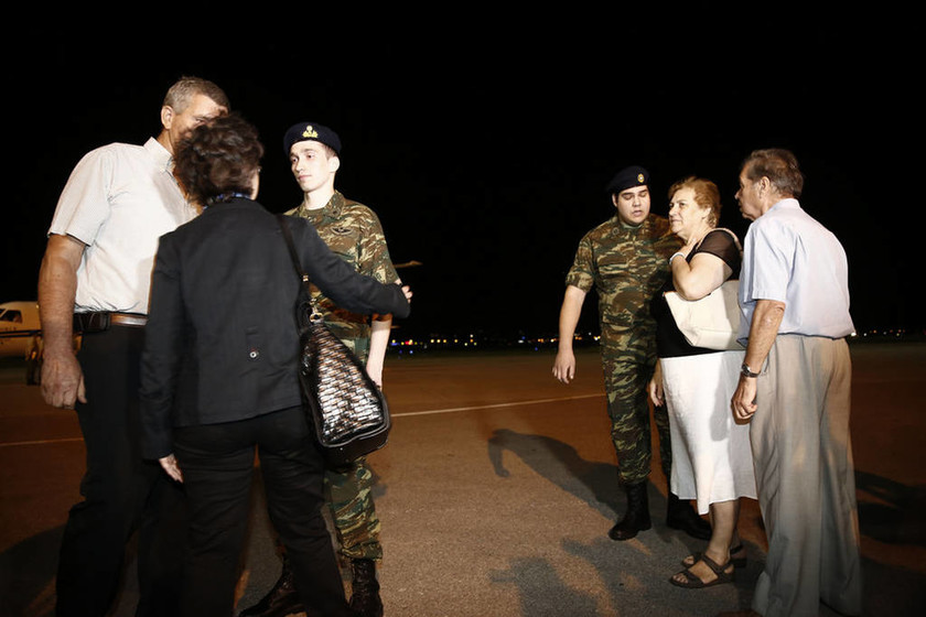 LIVE: Η άφιξη των δύο Ελλήνων στρατιωτικών στην Ελλάδα (vids+pics)