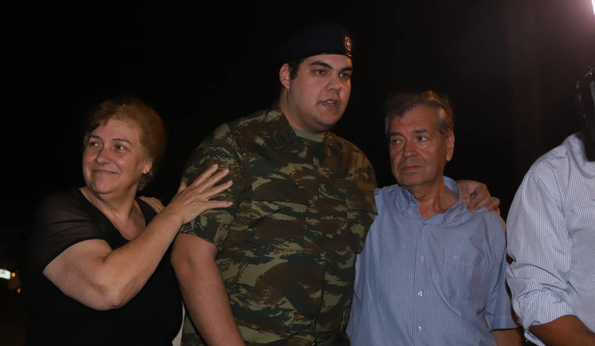 LIVE: Η άφιξη των δύο Ελλήνων στρατιωτικών στην Ελλάδα (vids+pics)