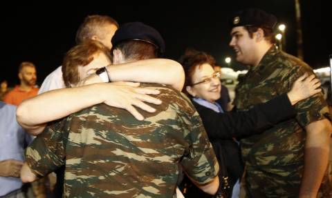 Ρίγη συγκίνησης: Οι δύο στρατιωτικοί επέστρεψαν στην Ελλάδα μετά από 167 ημέρες ομηρίας (vids+pics)