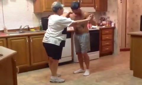 Γιος μετά από χρόνια χορεύει με τη μαμά του - Για να θυμηθούν τα παλιά (vid)