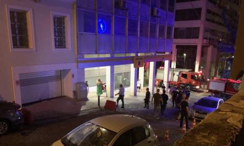 Ισχυρή έκρηξη έξω από κτήριο στο κέντρο του Πειραιά