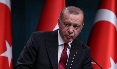 Σε απελπισία ο Ερντογάν: «Φτερό στον άνεμο» η τουρκική λίρα -  Οι Αμερικανοί την κάνουν ό,τι θέλουν
