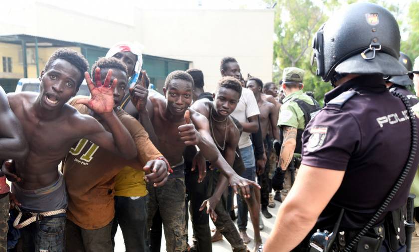 «Μάχη» στη Θέουτα: 100 μετανάστες εισέβαλαν στην Ισπανία πετώντας ακαθαρσίες, αίμα, ασβέστη και οξύ