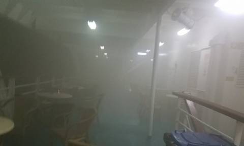 «Ελευθέριος Βενιζέλος»: Φλέγεται ακόμα το πλοίο – Πυκνοί καπνοί βγαίνουν από το γκαράζ (vid)