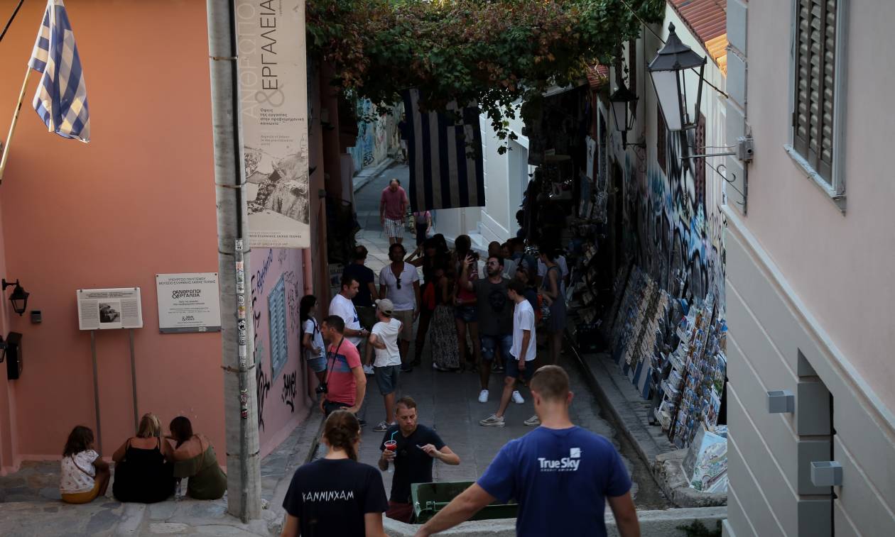 Χωρίς ρεύμα η Πλάκα - Φωτιά στον υποσταθμό της ΔΕΗ