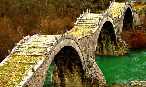 Ιωάννινα: Εργασίες αποκατάστασης στο πλέον διάσημο τρίτοξο πέτρινο γεφύρι του Ζαγορίου