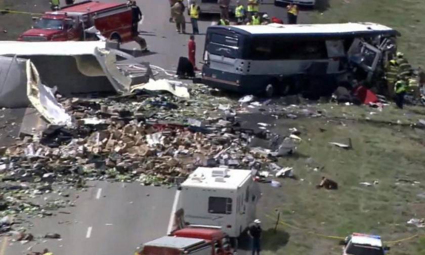 Φρικτό τροχαίο με επτά νεκρούς - Λεωφορείο συγκρούστηκε με φορτηγό
