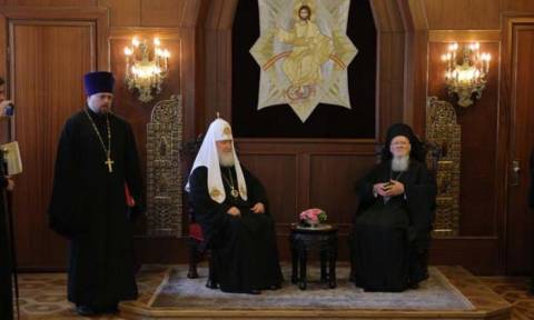 Ιστορική συνάντηση Πατριάρχη Μόσχας με τον Οικουμενικό στο Φανάρι