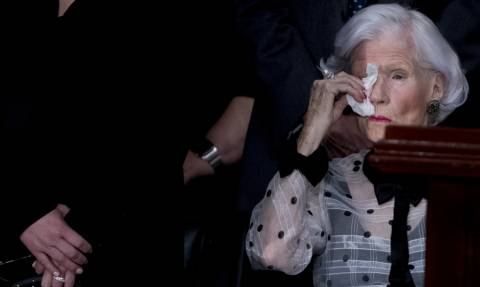 ΗΠΑ: Συντετριμμένη η 106 ετών μητέρα του γερουσιαστή Τζον Μακέιν στο τελευταίο «αντίο» (pics+vid)