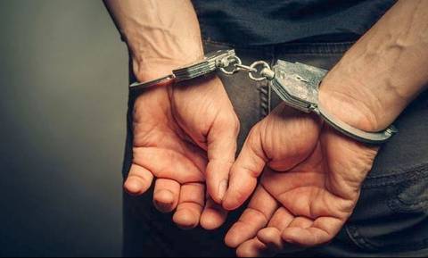 Πύργος: Χειροπέδες σε 34χρονο που πουλούσε ναρκωτικά χάπια έξω από τη μονάδα του ΟΚΑΝΑ
