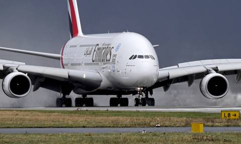 ΗΠΑ: Έληξε η καραντίνα στο αεροπλάνο της Emirates - Δέκα επιβάτες μεταφέρθηκαν στο νοσοκομείο (vids)