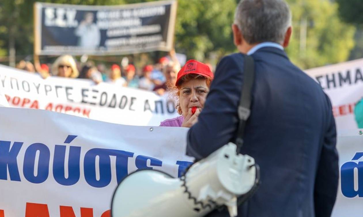 ΔΕΘ 2018: Ένταση έξω από το υφυπουργείο Μακεδονίας - Θράκης από μέλη της ΠΟΕΔΗΝ (vids)