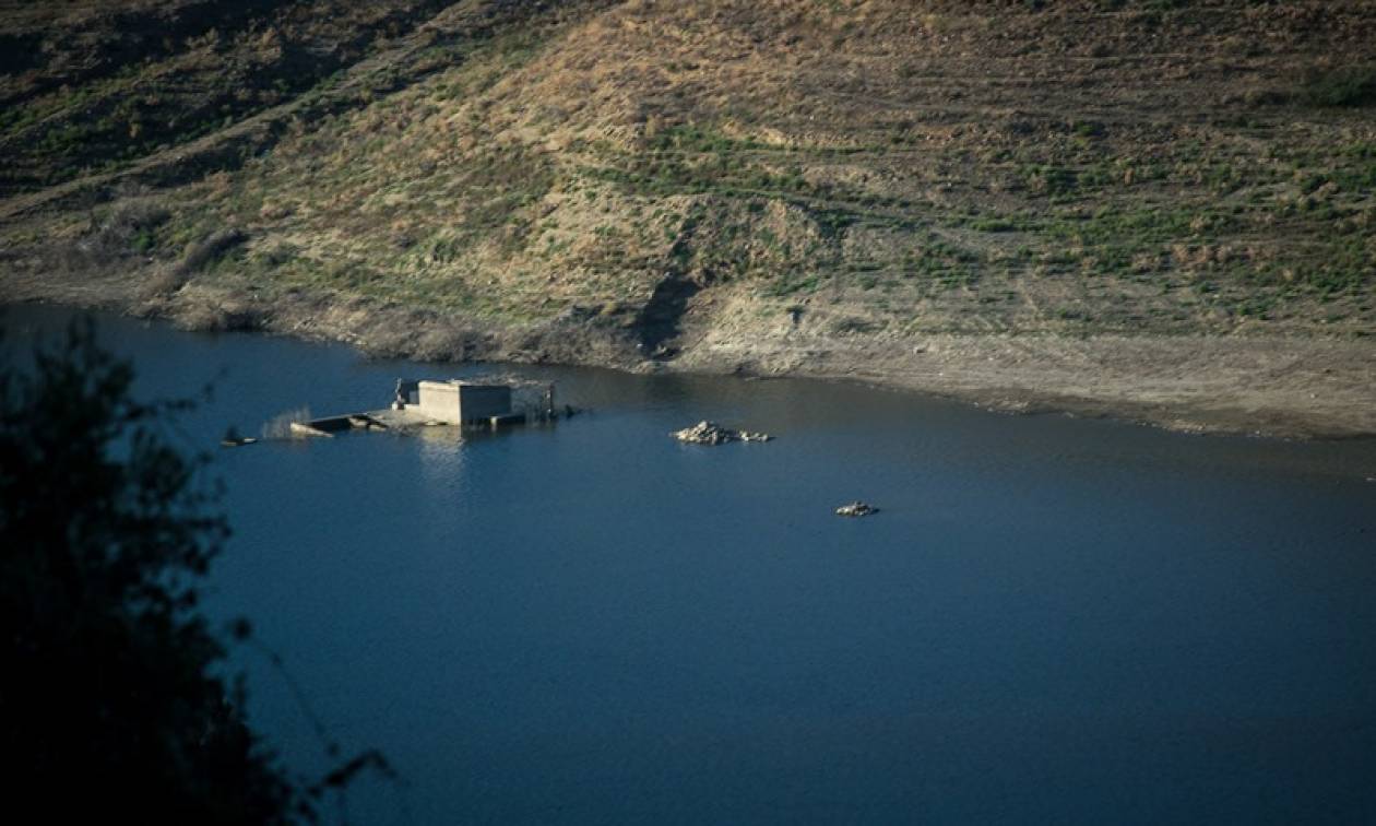 Αυτό είναι το χωριό της Κρήτης που βυθίζεται αργά αλλά... σταθερά (pics)