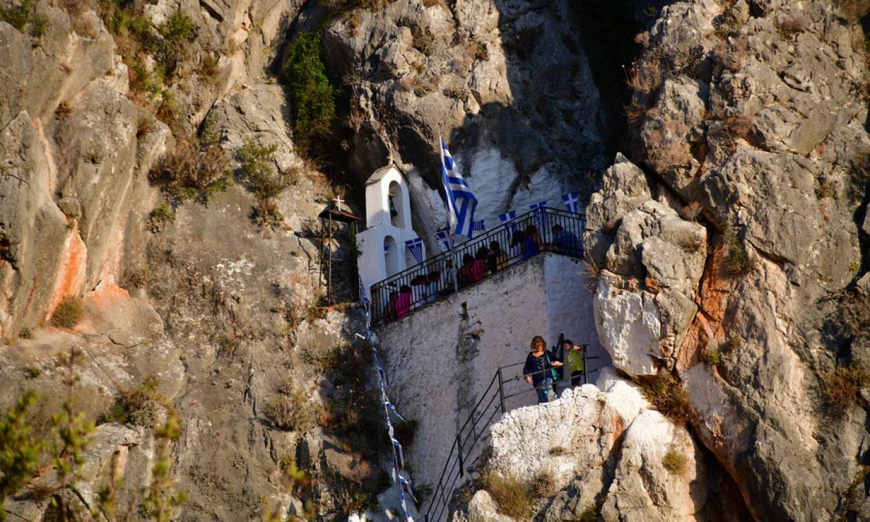 Ναύπλιο: Ένα εξωκλήσι κυριολεκτικά χωμένο στα βράχια (pics)