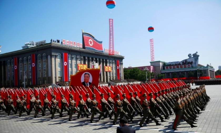 Βόρεια Κορέα: Μεγαλοπρεπής στρατιωτική παρέλαση χωρίς όμως πυραύλους μεσαίου βεληνεκούς (vid)