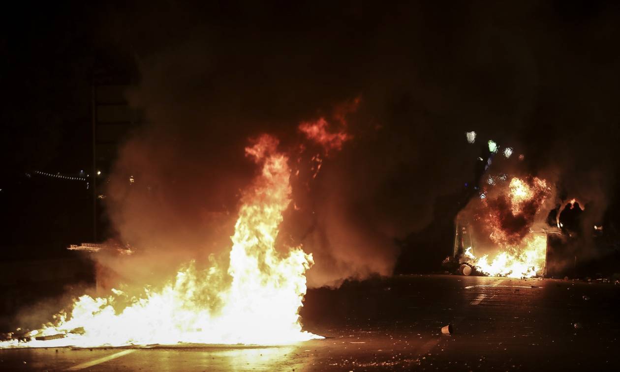 Επεισόδια Θεσσαλονίκη: Αναζητούνται τρεις αστυνομικοί για επίθεση σε δημοσιογράφο